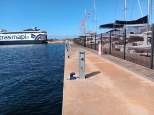 Vista del pantalán H en el puerto de Sant Antoni con embarcaciones