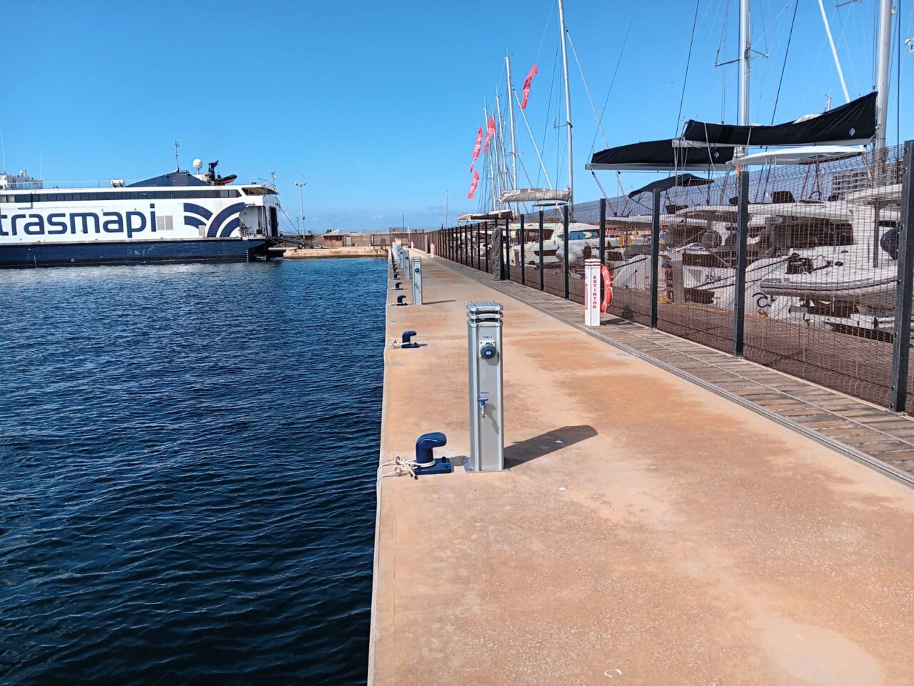 Vista del pantalán H en el puerto de Sant Antoni con embarcaciones