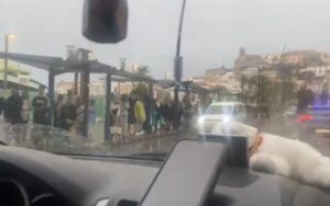 Parada de taxis llena de gente bajo la lluvia en Vila, Ibiza.