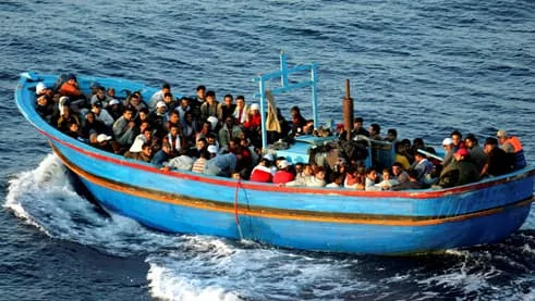 Patera con inmigrantes en el mar Mediterráneo