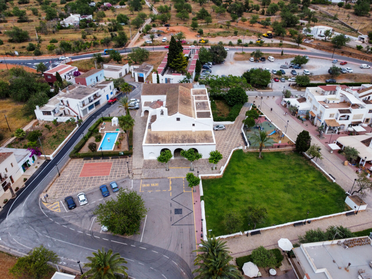 Vista aérea de la plaza de Sant Carles de Peralta en Santa Eulària