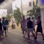 Grupo de personas involucradas en una pelea en la calle de Sant Antoni