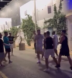 Grupo de personas involucradas en una pelea en la calle de Sant Antoni