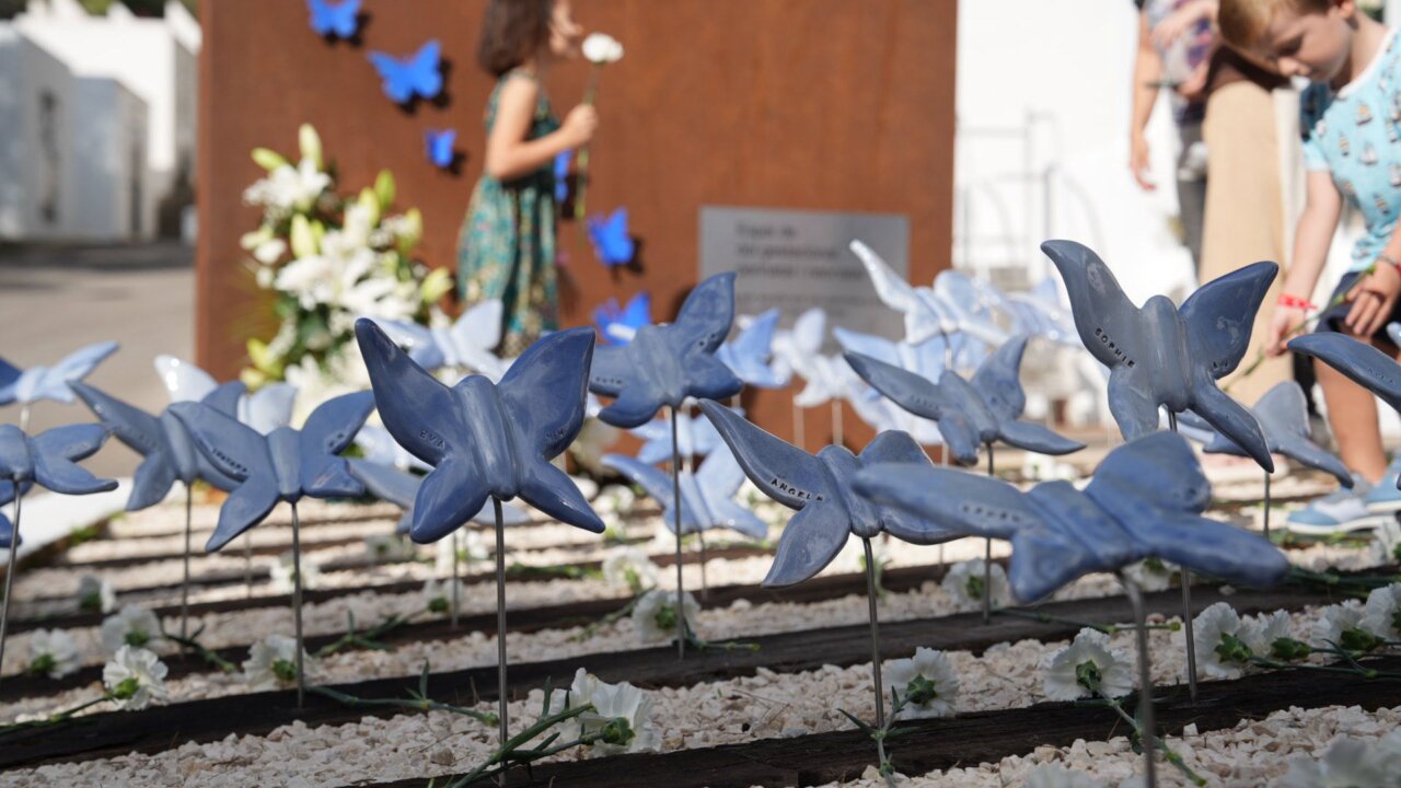 Uno de los elementos más emotivos del espacio son 42 mariposas de cerámica que lo decoran, realizadas a mano por las artesanas ibicencas Neus y Laura