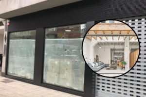 Fachada de un local en Ibiza con ventanas cubiertas y un interior moderno