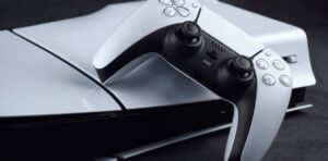 Imagen de la consola PlayStation 5 con un control negro y blanco