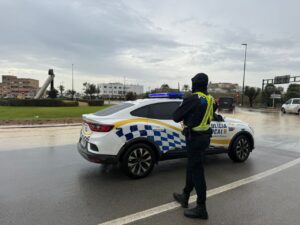 Policía Local en Ibiza durante alerta naranja por fuertes lluvias