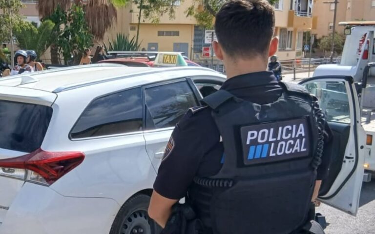 Policía Local de Ibiza deteniendo un taxi por incumplimiento de normas