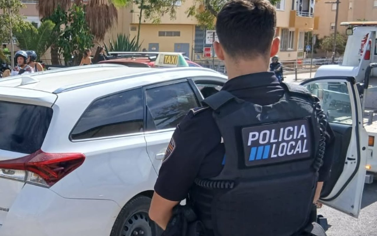Policía Local de Ibiza deteniendo un taxi por incumplimiento de normas