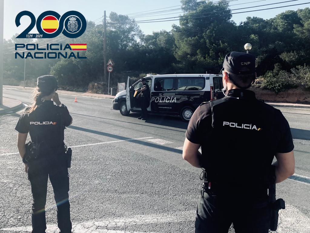 Agentes de la Policía Nacional en Ibiza durante un operativo policial