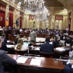 Reunión en el Parlament balear sobre reforma del impuesto turístico.