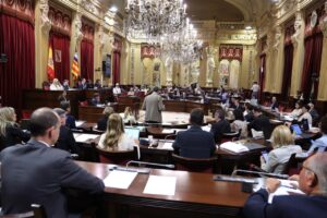 Reunión en el Parlament balear sobre reforma del impuesto turístico.