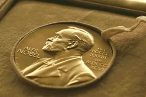 Medalla del Premio Nobel de Literatura con retrato de Alfred Nobel