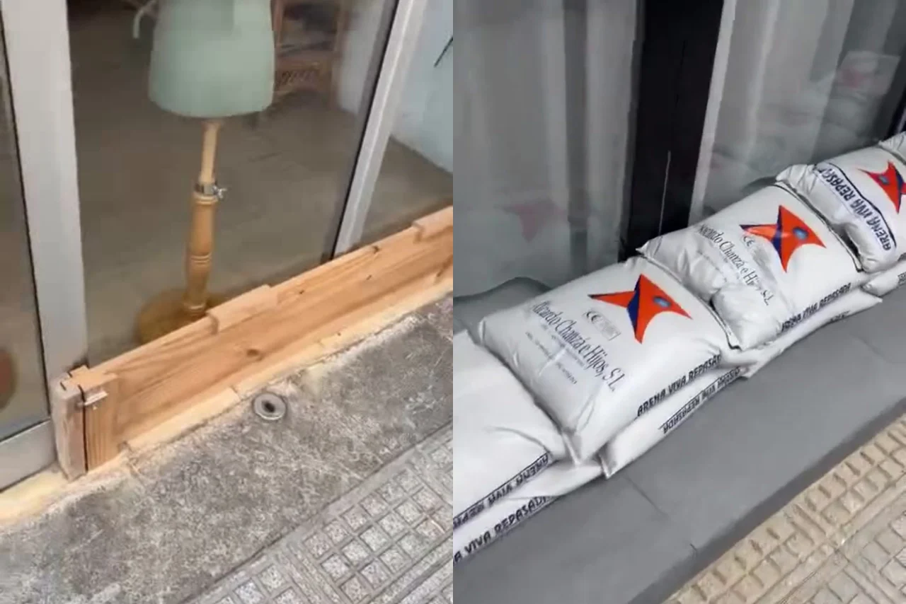 Sacos de arena y barreras en un comercio de Ibiza ante la tormenta.