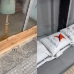 Sacos de arena y barreras en un comercio de Ibiza ante la tormenta.