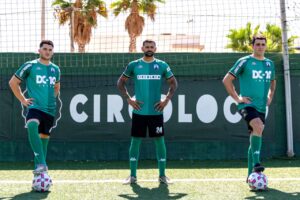 Jugadores posando con la nueva camiseta de la Penya Esportiva Sant Jordi