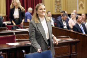 La presidenta del Govern balear, Marga Prohens, en el Parlament.