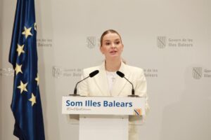 Marga Prohens dando un discurso sobre el aviso naranja en Ibiza y Formentera