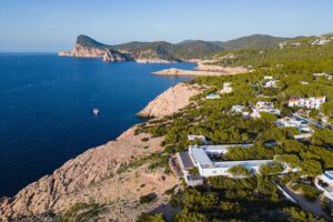 Vista aérea de la costa de Ibiza con vegetación y mar azul