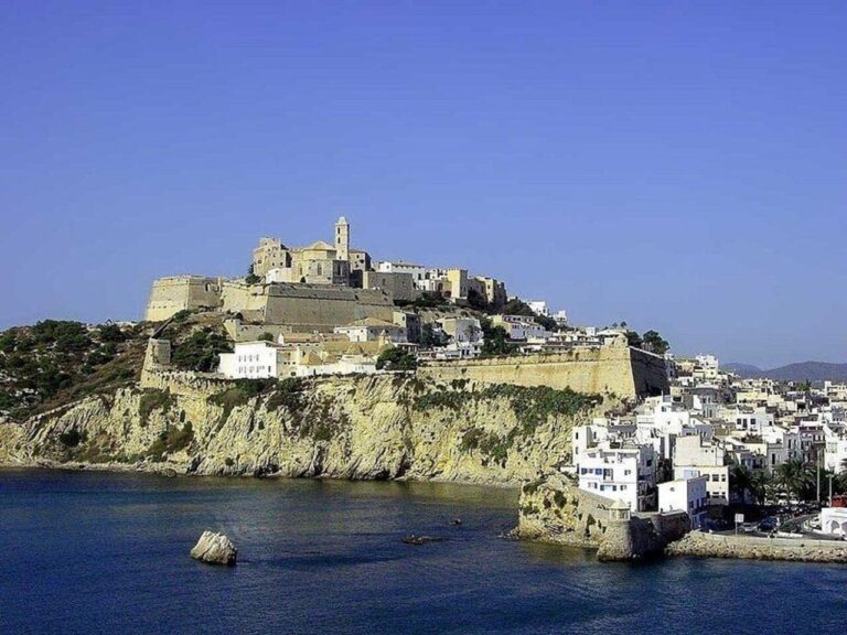 Vista panorámica de la ciudad de Ibiza con su castillo histórico