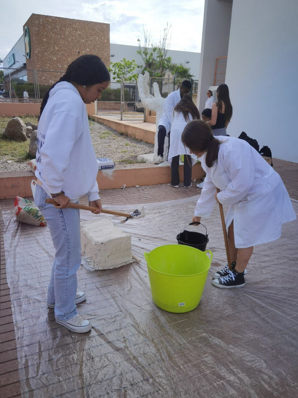 Estudiantes trabajando en proyectos ecoambientales en Santa Eulària