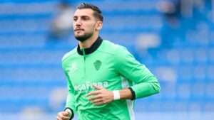 Rafa Mir entrenando con el Elche CF en un campo de fútbol.