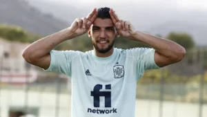 Rafa Mir posando durante un entrenamiento con la selección española de fútbol