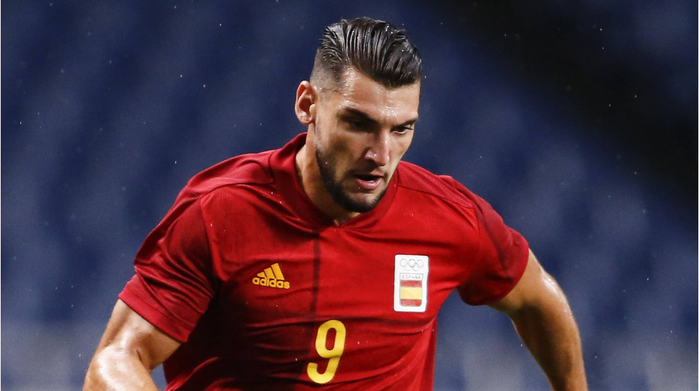 Rafa Mir jugando con la selección española durante un partido