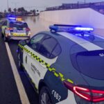 Vehículos de la Guardia Civil en una carretera inundada en Ibiza