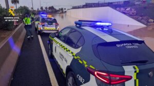 Veh&iacute;culos de la Guardia Civil en una carretera inundada en Ibiza