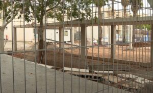Vista de la escuela Can Misses con obras y cercas de seguridad