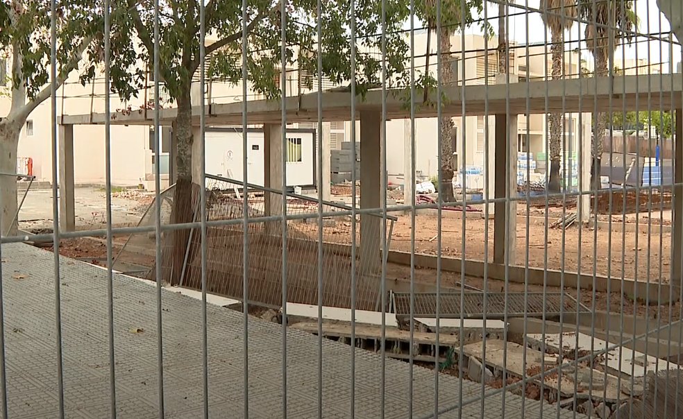 Vista de la escuela Can Misses con obras y cercas de seguridad