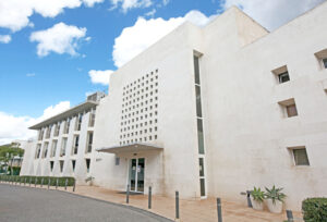 Edificio de la residencia Cas Serres en Ibiza con cielo azul