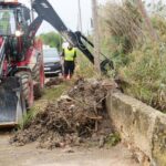 Retroexcavadora realizando tareas de desbroce en Ibiza tras inundaciones.