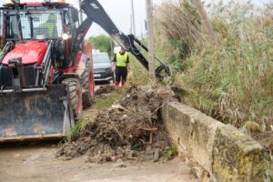 Retroexcavadora realizando tareas de desbroce en Ibiza tras inundaciones.