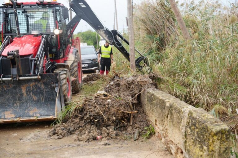 Retroexcavadora realizando tareas de desbroce en Ibiza tras inundaciones.