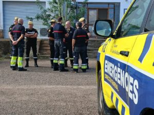 Grupo de trabajadores de emergencias en una reunión al aire libre.