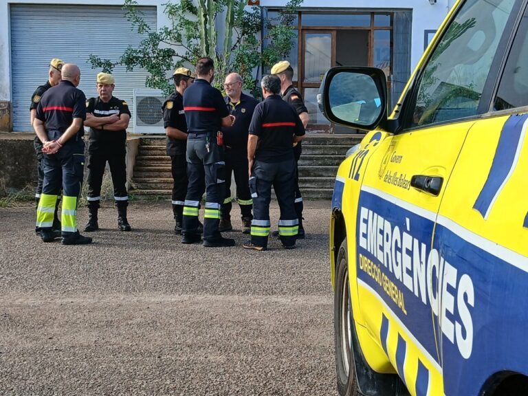 Grupo de trabajadores de emergencias en una reunión al aire libre.