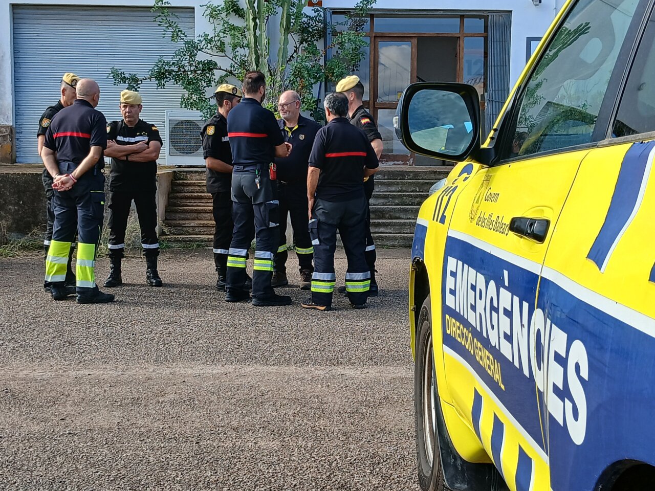 Grupo de trabajadores de emergencias en una reunión al aire libre.