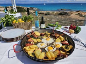 Plato típico de Formentera con mariscos y huevos al aire libre