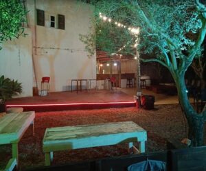 Escenario y mesas en el bar Ses Roques en Formentera