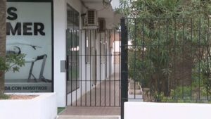 Entrada del edificio donde ocurri&oacute; el suceso en Es Pujols, Formentera.