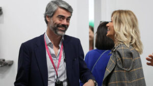 Susanna Griso y Luis Enr&iacute;quez sonriendo en un evento social
