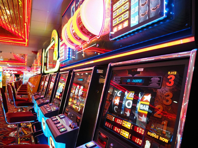 Máquinas tragamonedas iluminadas en un casino moderno