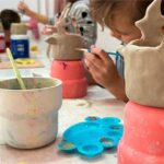 Niños participando en un taller de cerámica en Ibiza