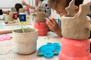Niños participando en un taller de cerámica en Ibiza