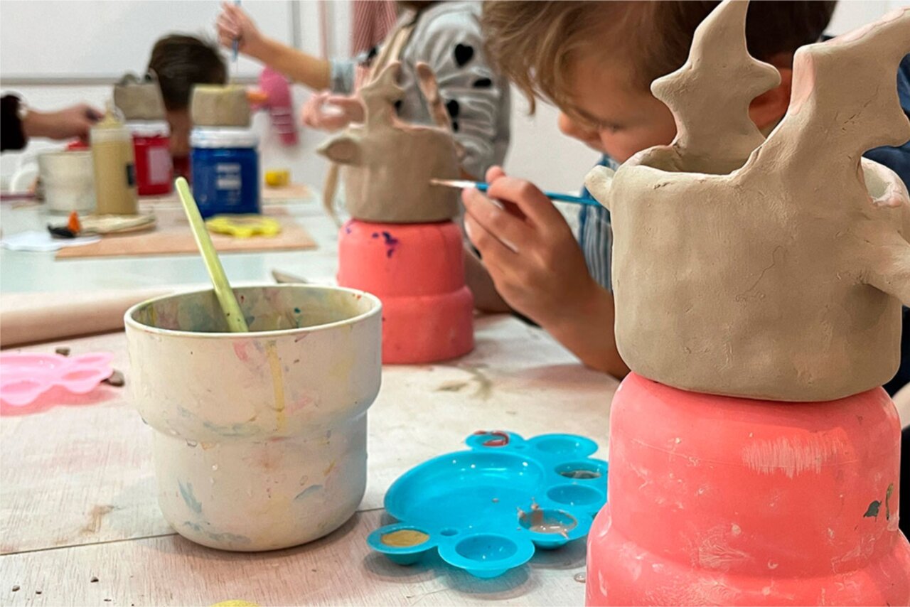 Niños participando en un taller de cerámica en Ibiza
