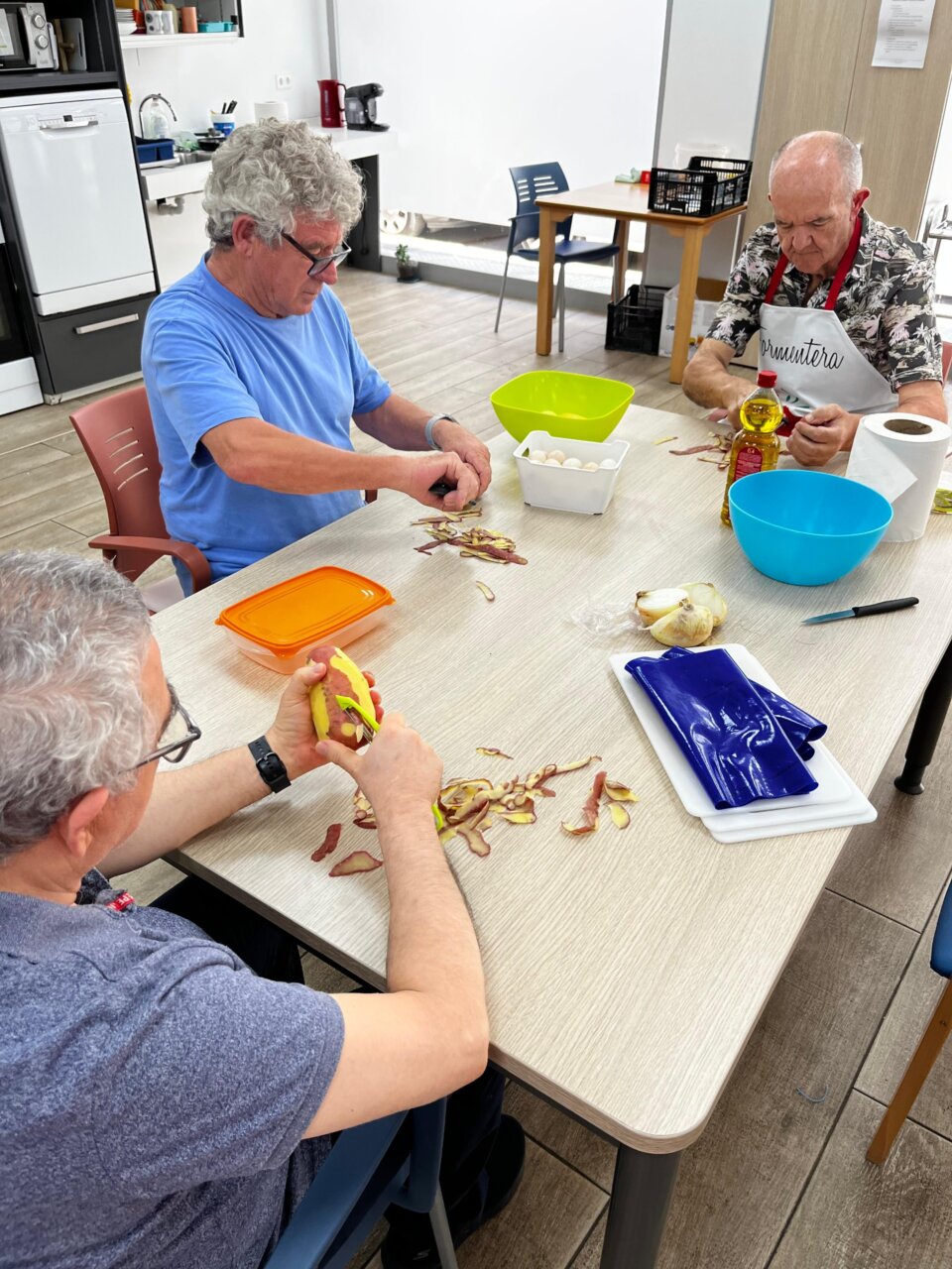 Participantes en un taller de cocina de AEMIF pelando verduras.