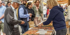 Personas disfrutando de tapas en un evento gastron&oacute;mico en Santa Eul&agrave;ria