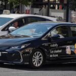 Taxi y veh&iacute;culo de VTC estacionados en la calle